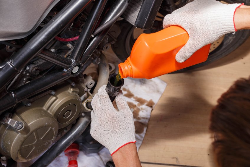 CONOCE CÓMO DISTINGUIR EL TIPO DE LUBRICACIÓN PARA TU MOTO