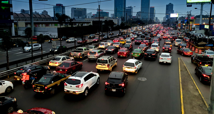 EL CAOS VEHICULAR EN LIMA: LA CIUDAD MÁS LENTA DE LA REGIÓN CON SOLO 14.5 KM/H EN HORA PUNTA